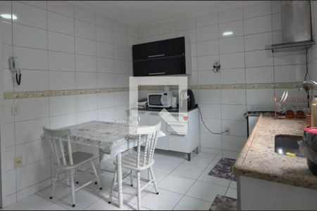 Casa de condomínio para alugar com 240m², 4 quartos e 3 vagasCozinha