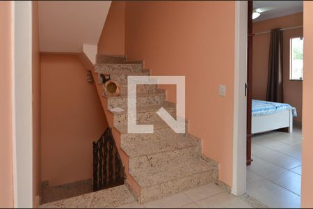 Casa de condomínio para alugar com 240m², 4 quartos e 3 vagasEscada