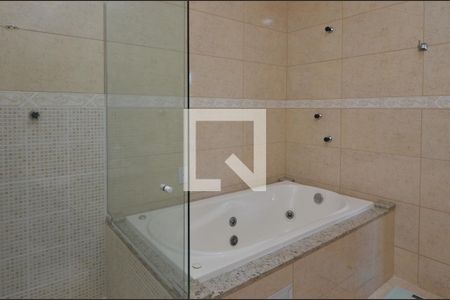 Casa de condomínio para alugar com 240m², 4 quartos e 3 vagasBanheiro da Suíte 2