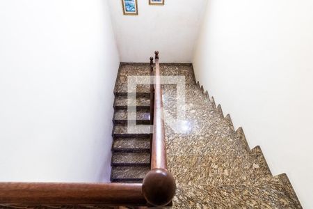 Casa de condomínio para alugar com 238m², 3 quartos e 3 vagas Casa de condomínio para alugar com 238m², 3 quartos e 3 vagasEscada
