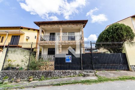 Casa de condomínio para alugar com 238m², 3 quartos e 3 vagas Casa de condomínio para alugar com 238m², 3 quartos e 3 vagasFachada