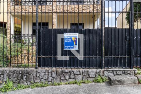 Casa de condomínio para alugar com 238m², 3 quartos e 3 vagas Casa de condomínio para alugar com 238m², 3 quartos e 3 vagasFachada