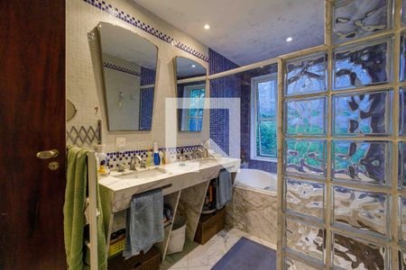 Casa à venda com 250m², 4 quartos e 5 vagasBanheiro da Suíte