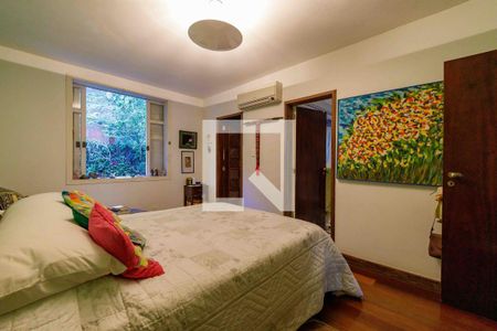 Casa à venda com 250m², 4 quartos e 5 vagasSuíte