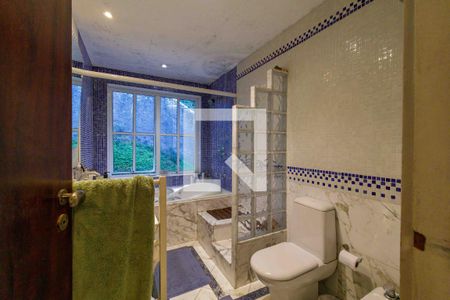 Casa à venda com 250m², 4 quartos e 5 vagasBanheiro da Suíte