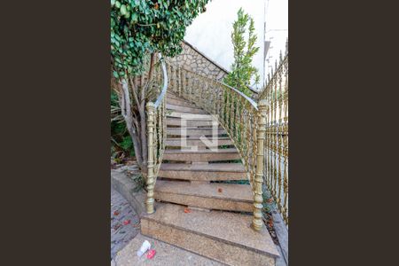 Casa à venda com 340m², 3 quartos e 6 vagasEscada Entrada