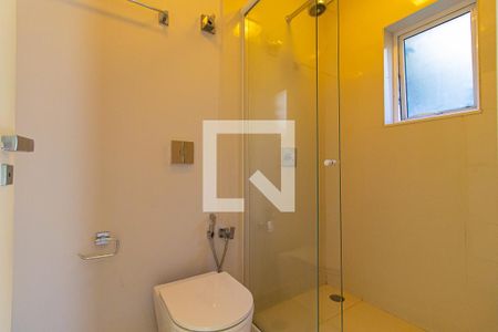 Casa à venda com 350m², 3 quartos e 6 vagasBanheiro da Suíte 2