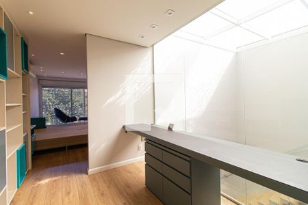 Casa à venda com 350m², 3 quartos e 6 vagasSuíte master - Escritório