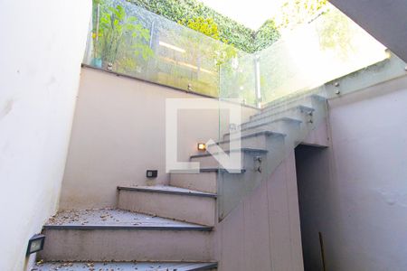 Casa à venda com 350m², 3 quartos e 6 vagasEscada