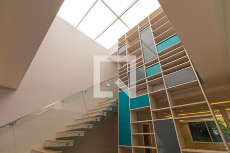 Casa à venda com 350m², 3 quartos e 6 vagasEscada