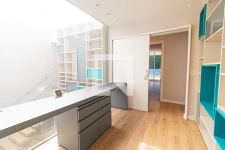 Casa à venda com 350m², 3 quartos e 6 vagasSuíte master - Escritório