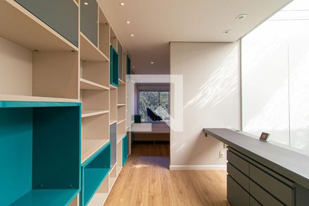 Casa à venda com 350m², 3 quartos e 6 vagasSuíte master - Escritório