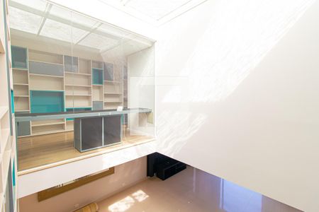 Casa à venda com 350m², 3 quartos e 6 vagasEscada