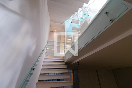 Casa à venda com 350m², 3 quartos e 6 vagasEscada