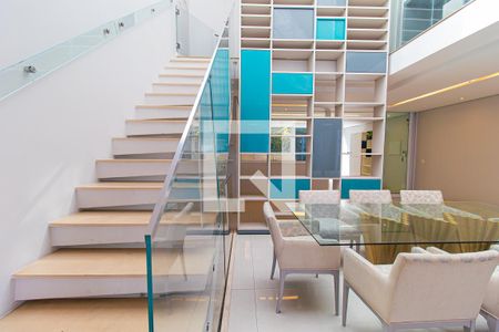 Casa à venda com 350m², 3 quartos e 6 vagasEscada