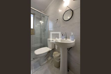 Banheiro de apartamento à venda com 1 quarto, 45m² em Santo Antônio, Porto Alegre