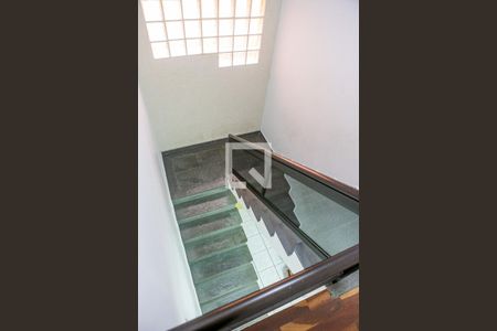 Casa à venda com 240m², 4 quartos e 4 vagas Casa à venda com 240m², 4 quartos e 4 vagasEscada