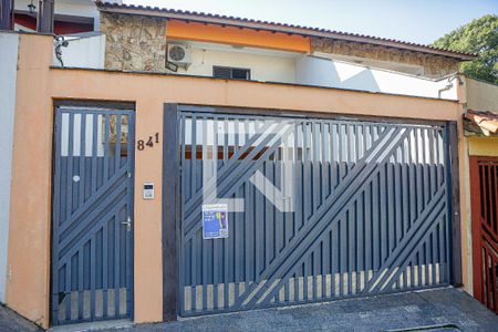 Casa à venda com 240m², 4 quartos e 4 vagas Casa à venda com 240m², 4 quartos e 4 vagasFachada