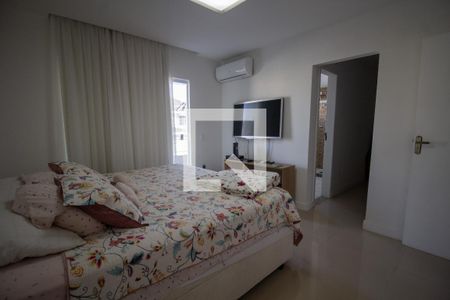 Casa de condomínio à venda com 220m², 4 quartos e 2 vagasSuíte 