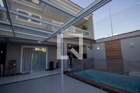 Casa de condomínio à venda com 220m², 4 quartos e 2 vagasQuintal