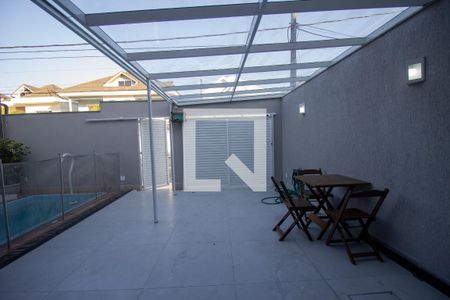 Casa de condomínio à venda com 220m², 4 quartos e 2 vagasQuintal