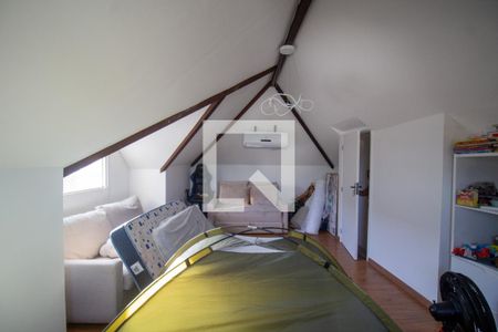 Casa de condomínio à venda com 220m², 4 quartos e 2 vagasSotão