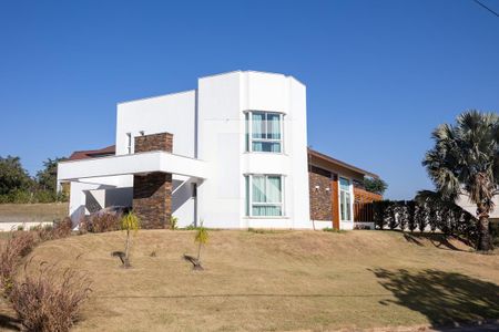 Casa de condomínio para alugar com 300m², 4 quartos e 4 vagas Casa de condomínio para alugar com 300m², 4 quartos e 4 vagasFachada
