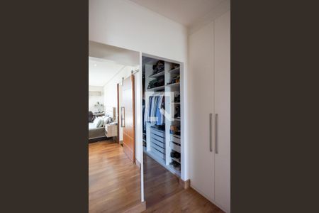 Casa de condomínio para alugar com 300m², 4 quartos e 4 vagas Casa de condomínio para alugar com 300m², 4 quartos e 4 vagasCloset Quarto 1