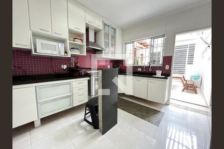 Casa à venda com 250m², 4 quartos e 2 vagas Casa à venda com 250m², 4 quartos e 2 vagasCozinha