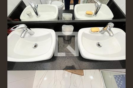 Casa à venda com 250m², 4 quartos e 2 vagas Casa à venda com 250m², 4 quartos e 2 vagasBanheiro da Suíte 1