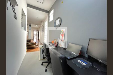 Casa à venda com 250m², 4 quartos e 2 vagas Casa à venda com 250m², 4 quartos e 2 vagasEscritório