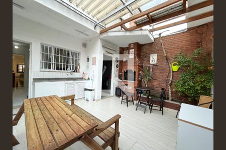 Casa à venda com 250m², 4 quartos e 2 vagas Casa à venda com 250m², 4 quartos e 2 vagasChurrasqueira