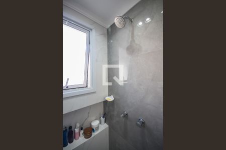 Apartamento à venda com 75m², 2 quartos e 2 vagasChuveiro do banheiro da suíte 