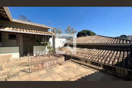 Casa à venda com 242m², 3 quartos e 2 vagasQuintal