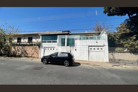 Casa à venda com 242m², 3 quartos e 2 vagasFachada