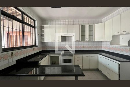 Casa à venda com 242m², 3 quartos e 2 vagasCozinha