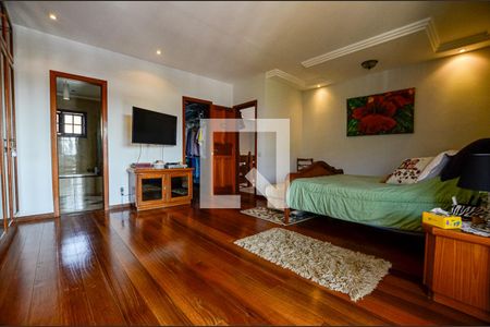 Casa de condomínio à venda com 460m², 4 quartos e 2 vagas Casa de condomínio à venda com 460m², 4 quartos e 2 vagasQuarto 5