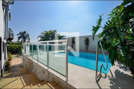 Casa de condomínio à venda com 460m², 4 quartos e 2 vagas Casa de condomínio à venda com 460m², 4 quartos e 2 vagasPiscina