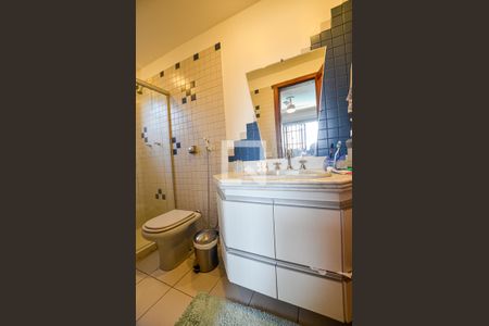 Casa de condomínio à venda com 460m², 4 quartos e 2 vagas Casa de condomínio à venda com 460m², 4 quartos e 2 vagasBanheiro 1