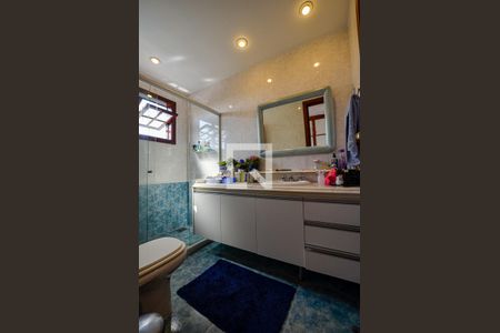 Casa de condomínio à venda com 460m², 4 quartos e 2 vagas Casa de condomínio à venda com 460m², 4 quartos e 2 vagasBanheiro 2