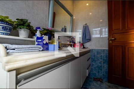 Casa de condomínio à venda com 460m², 4 quartos e 2 vagas Casa de condomínio à venda com 460m², 4 quartos e 2 vagasBanheiro 2