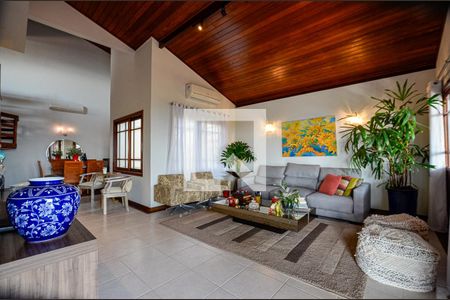 Sala de casa de condomínio à venda com 4 quartos, 460m² em Mata Paca, Niterói