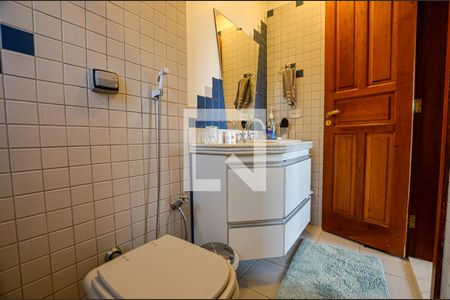 Casa de condomínio à venda com 460m², 4 quartos e 2 vagas Casa de condomínio à venda com 460m², 4 quartos e 2 vagasBanheiro 1