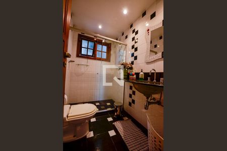 Casa de condomínio à venda com 460m², 4 quartos e 2 vagas Casa de condomínio à venda com 460m², 4 quartos e 2 vagasBanheiro 1