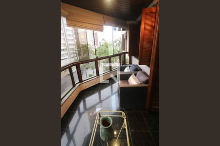 Sacada da sala de apartamento à venda com 2 quartos, 216m² em Menino Deus, Porto Alegre