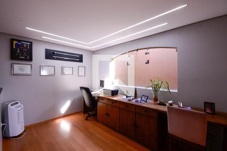 Casa à venda com 600m², 4 quartos e 2 vagas Casa à venda com 600m², 4 quartos e 2 vagasEscritório