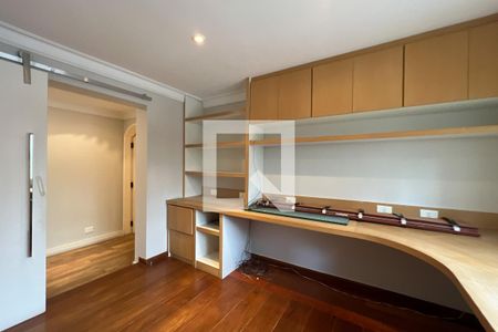 Apartamento à venda com 198m², 4 quartos e 2 vagas Apartamento à venda com 198m², 4 quartos e 2 vagasEscritório