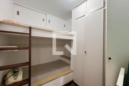 Apartamento à venda com 198m², 4 quartos e 2 vagas Apartamento à venda com 198m², 4 quartos e 2 vagasQuarto de Serviço