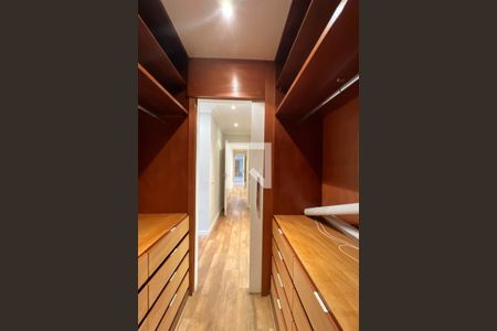 Apartamento à venda com 198m², 4 quartos e 2 vagas Apartamento à venda com 198m², 4 quartos e 2 vagasCloset