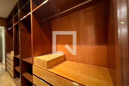 Apartamento à venda com 198m², 4 quartos e 2 vagas Apartamento à venda com 198m², 4 quartos e 2 vagasCloset